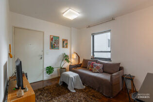 Com 77m² bem divididos, 2 quartos, sala, cozinha iluminada, área de serviço, vaga e portaria 24h bem do ladinho do Metro Vila Madalena.