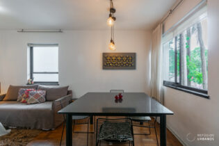 Com 77m² bem divididos, 2 quartos, sala, cozinha iluminada, área de serviço, vaga e portaria 24h bem do ladinho do Metro Vila Madalena.