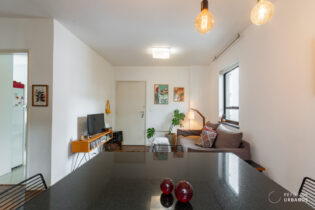 Com 77m² bem divididos, 2 quartos, sala, cozinha iluminada, área de serviço, vaga e portaria 24h bem do ladinho do Metro Vila Madalena.