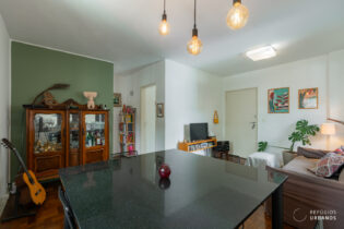 Com 77m² bem divididos, 2 quartos, sala, cozinha iluminada, área de serviço, vaga e portaria 24h bem do ladinho do Metro Vila Madalena.