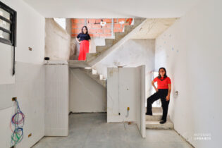 Casa em construção na Vila Ipojuca com 143m², 3 dormitórios (1 suíte), quintal gramado e 2 vagas. Entrega abril/2026.