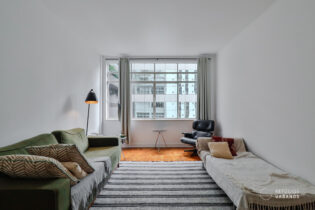 Apartamento de 70,98 m2 de área útil na Rua Augusta no Jardins, com 1 dormitório, 1 banheiro, ampla sala e muita luz, sem vaga de garagem, em prédio charmoso de 8 andares.