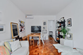 Apartamento de 70,98 m2 de área útil na Rua Augusta no Jardins, com 1 dormitório, 1 banheiro, ampla sala e muita luz, sem vaga de garagem, em prédio charmoso de 8 andares.