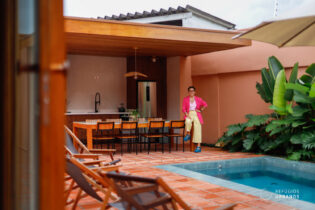 CASA TÉRREA REFORMADA, 206M² EM TERRENO DE 406M², 3 QUARTOS (1 SUÍTE), EDÍCULA, CHURRASQUEIRA E PISCINA EM RUA TRANQUILA DA VILA IPOJUCA.