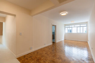 Apartamento reformado de 84,57 metros quadrados de área útil, com 2 dormitórios, 1 banheiro, 1 lavabo e 1 vaga de garagem, em uma rua tranquila do Jardim Paulista.