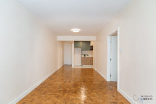 Apartamento reformado de 84,57 metros quadrados de área útil, com 2 dormitórios, 1 banheiro, 1 lavabo e 1 vaga de garagem, em uma rua tranquila do Jardim Paulista.