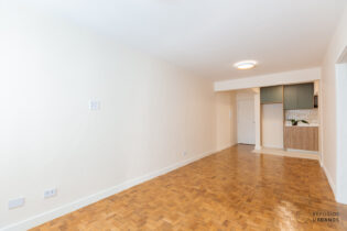 Apartamento reformado de 84,57 metros quadrados de área útil, com 2 dormitórios, 1 banheiro, 1 lavabo e 1 vaga de garagem, em uma rua tranquila do Jardim Paulista.