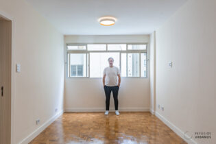 Apartamento reformado de 84,57 metros quadrados de área útil, com 2 dormitórios, 1 banheiro, 1 lavabo e 1 vaga de garagem, em uma rua tranquila do Jardim Paulista.