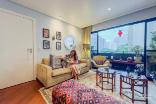 Apê com planta generosa, 141m2, sala com varanda. 4 dormitórios/3 suítes com infinitas possibilidades no melhor de Moema Pássaros. Lazer com piscina.