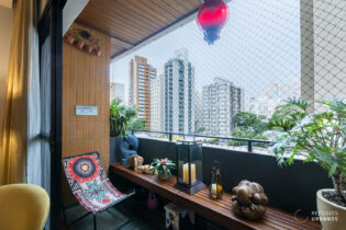 Apê com planta generosa, 141m2, sala com varanda. 4 dormitórios/3 suítes com infinitas possibilidades no melhor de Moema Pássaros. Lazer com piscina.