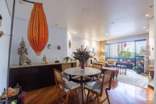 Apê com planta generosa, 141m2, sala com varanda. 4 dormitórios/3 suítes com infinitas possibilidades no melhor de Moema Pássaros. Lazer com piscina.