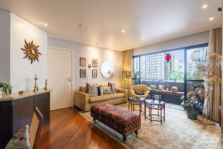 Apê com planta generosa, 141m2, sala com varanda. 4 dormitórios/3 suítes com infinitas possibilidades no melhor de Moema Pássaros. Lazer com piscina.