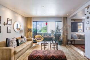 Apê com planta generosa, 141m2, sala com varanda. 4 dormitórios/3 suítes com infinitas possibilidades no melhor de Moema Pássaros. Lazer com piscina.