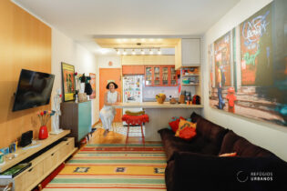 Apartamento reformado, muito aconchegante, com 2 dormitórios, varanda, 2 vagas em prédio com piscina e depósito no coração da vila Madalena.