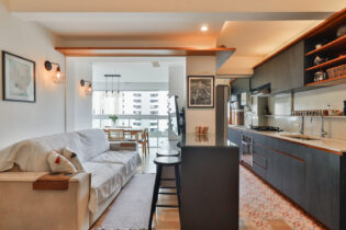 Apartamento reformado, 2 dormitórios, 1 suíte, 2 banheiros, 2 vagas de garagem, varanda e lazer completo na Vila Clementino