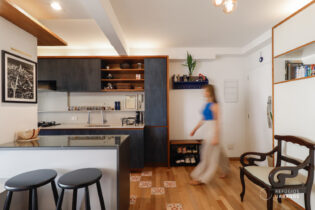 Apartamento reformado, 2 dormitórios, 1 suíte, 2 banheiros, 2 vagas de garagem, varanda e lazer completo na Vila Clementino