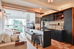 Apartamento reformado, 2 dormitórios, 1 suíte, 2 banheiros, 2 vagas de garagem, varanda e lazer completo na Vila Clementino