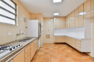 Com potencial de reforma perto da Av. Paulista. Apartamento original, com 145m², pronto para ser transformado do seu jeito