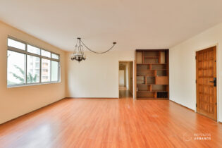 Com potencial de reforma perto da Av. Paulista. Apartamento original, com 145m², pronto para ser transformado do seu jeito