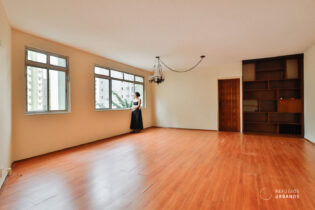 Com potencial de reforma perto da Av. Paulista. Apartamento original, com 145m², pronto para ser transformado do seu jeito