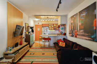 Apartamento reformado, muito aconchegante, com 2 dormitórios, varanda, 2 vagas em prédio com piscina e depósito no coração da vila Madalena.