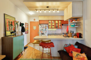 Apartamento reformado, muito aconchegante, com 2 dormitórios, varanda, 2 vagas em prédio com piscina e depósito no coração da vila Madalena.