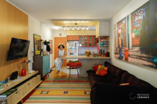 Apartamento reformado, muito aconchegante, com 2 dormitórios, varanda, 2 vagas em prédio com piscina e depósito no coração da vila Madalena.