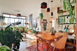 Entre Santa Cecília e Barra Funda, 125m², 3 dormitórios, 1 suíte, lavabo, prédio com retrofit. Pé-direito alto, janelões e um rooftop.