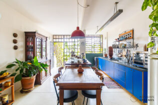 CASA EM PERDIZES, COM 130M²,3 QUARTOS, ESTÚDIO PROFISSIONAL, QUINTAL E REFORMA COMPLETA. UMA CASA COM ALMA, COR E MUITO ESPAÇO.