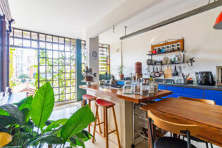 CASA EM PERDIZES, COM 130M²,3 QUARTOS, ESTÚDIO PROFISSIONAL, QUINTAL E REFORMA COMPLETA. UMA CASA COM ALMA, COR E MUITO ESPAÇO.