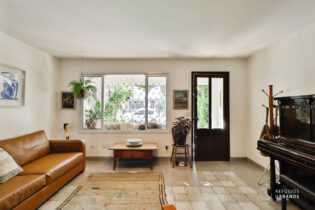 CASA COM 238M², 3 ANDARES, 3 QUARTOS (1 suíte), 2 ESCRITÓRIOS, QUINTAL COM CHURRASQUEIRA, 1 VAGA E O SILÊNCIO DE UMA VILA EM PERDIZES