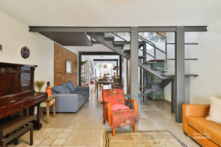 CASA COM 238M²,4 QUARTOS, QUINTAL COM CHURRASQUEIRA E O SILÊNCIO DE UMA VILA EM PERDIZES