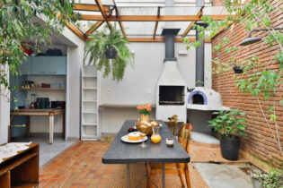 CASA COM 238M², 3 ANDARES, 3 QUARTOS (1 suíte), 2 ESCRITÓRIOS, QUINTAL COM CHURRASQUEIRA, 1 VAGA E O SILÊNCIO DE UMA VILA EM PERDIZES