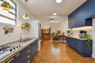 Com potencial de reforma perto da Av. Paulista. Apartamento original, com 145m², pronto para ser transformado do seu jeito