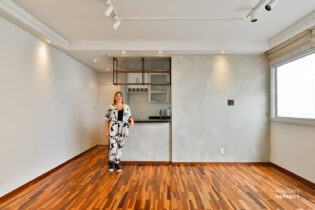 Apartamento na Pompeia, em andar alto, com 58,50m² sala ampla e cozinha integrada, 2 quartos (1 suíte com varanda). Prédio com lazer e 1 vaga.