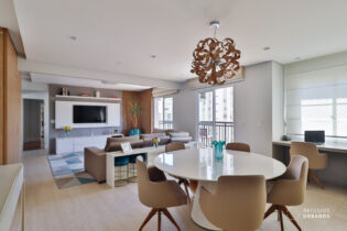 BROOKLIN NOVO, APÊ DE 157M2 REFORMADO E BEM LOCALIZADO. AMBIENTES INTEGRADOS. VARANDA. 3 DORMITÓRIOS/ 1 SUÍTE. LAZER COM PISCINA. DUAS VAGAS.