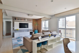 BROOKLIN NOVO, APÊ DE 157M2 REFORMADO E BEM LOCALIZADO. AMBIENTES INTEGRADOS. VARANDA. 3 DORMITÓRIOS/ 1 SUÍTE. LAZER COM PISCINA. DUAS VAGAS.