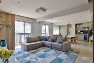 BROOKLIN NOVO, APÊ DE 157M2 REFORMADO E BEM LOCALIZADO. AMBIENTES INTEGRADOS. VARANDA. 3 DORMITÓRIOS/ 1 SUÍTE. LAZER COM PISCINA. DUAS VAGAS.