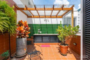 Cobertura reformada na Pompéia com suíte, varanda e área externa privativa. O refúgio ideal com segurança e sofisticação no bairro.