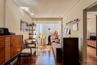 Apartamento de 69,29 metros quadrados de área útil no Paraíso, com 2 dormitórios e cozinha integrada, sem vaga de garagem, em prédio charmoso de 1960.