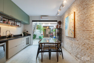 UMA SURPRESA NUMA RUAZINHA DO BROOKLIN NOVO: CASA REFORMADA CHEIA DE CHARME. 110M², 2 QUARTOS, 1 SUÍTE/OFFICE NA EDÍCULA. PISCINA E 1 VAGA.
