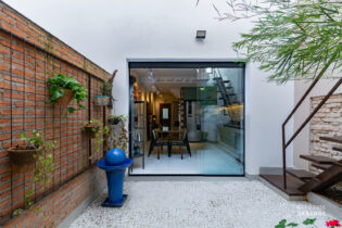 UMA SURPRESA NUMA RUAZINHA DO BROOKLIN NOVO: CASA REFORMADA CHEIA DE CHARME. 110M², 2 QUARTOS, 1 SUÍTE/OFFICE NA EDÍCULA. PISCINA E 1 VAGA.
