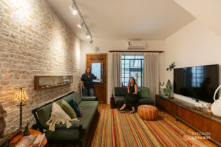 UMA SURPRESA NUMA RUAZINHA DO BROOKLIN NOVO: CASA REFORMADA CHEIA DE CHARME. 110M², 2 QUARTOS, 1 SUÍTE/OFFICE NA EDÍCULA. PISCINA E 1 VAGA.
