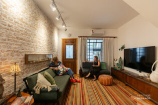 UMA SURPRESA NUMA RUAZINHA DO BROOKLIN NOVO: CASA REFORMADA CHEIA DE CHARME. 110M², 2 QUARTOS, 1 SUÍTE/OFFICE NA EDÍCULA. PISCINA E 1 VAGA.