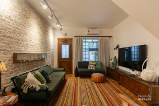 UMA SURPRESA NUMA RUAZINHA DO BROOKLIN NOVO: CASA REFORMADA CHEIA DE CHARME. 110M², 2 QUARTOS, 1 SUÍTE/OFFICE NA EDÍCULA. PISCINA E 1 VAGA.