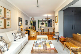 Apartamento reformado em Santa Cecília, são 141 m², 2 dormitórios, 1 suíte, home office, cozinha integrada e 2 vagas na garagem.