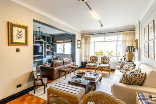 Apartamento reformado em Santa Cecília, são 141 m², 2 dormitórios, 1 suíte, home office, cozinha integrada e 2 vagas na garagem.