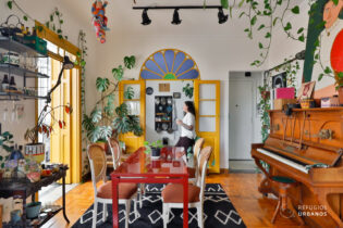 Apartamento reformado de 79m² com 2 quartos, suíte, ar condicionado e vista para a praça em predinho perto do Metrô Ana Rosa