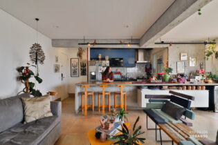 Ilha de concreto, rede, ofurô, closet e varanda com vista em 73 m² na Vila Mariana. Lazer completo e 2 vagas na garagem.