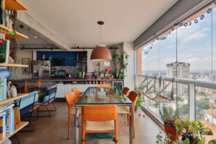 Ilha de concreto, rede, ofurô, closet e varanda com vista em 73 m² na Vila Mariana. Lazer completo e 2 vagas na garagem. 